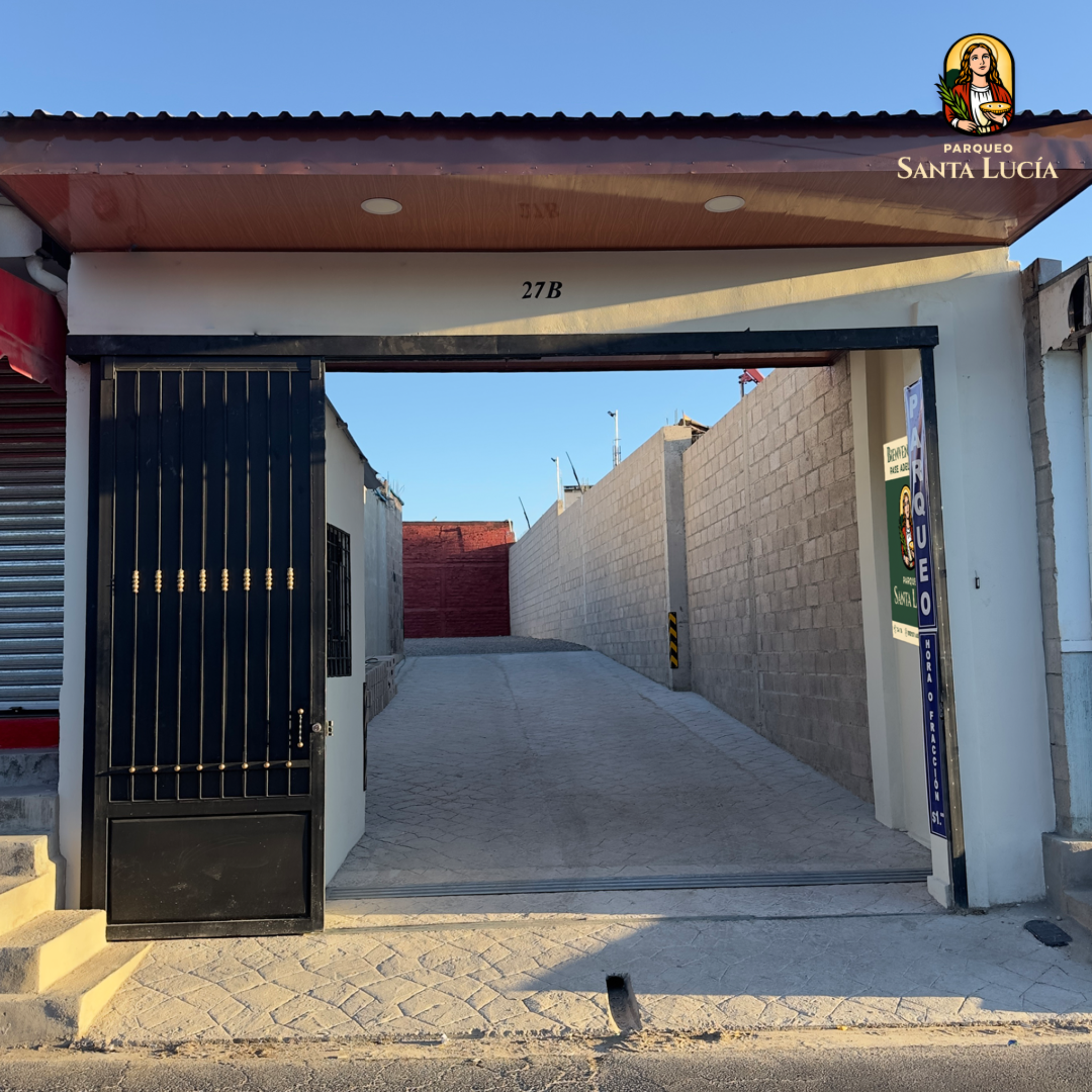 Fachada de Parqueo Santa Lucía